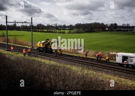 ESCH - Une photo de drone des employés de ProRail au travail sur la piste à Esch à Brabant. Les blaireaux ont creusé un système de tunnels sous la voie, ce qui a entraîné le fléchissement des rails. En raison de l'incident, aucun train ne relie Eindhoven et Den Bosch. ANP ROB ENGELAR pays-bas sortie - belgique sortie Banque D'Images