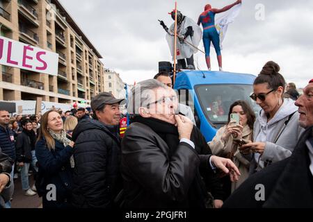 Marseille, France. 23rd mars 2023. Jean-Luc Melanchon, chef du parti LFI, participe à la marche contre le projet de réforme des retraites à Marseille, France sur 23 mars 2023. Photo de Laurent Coust/ABACAPRESS.COM crédit: Abaca Press/Alay Live News Banque D'Images