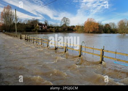 L'eau de crue s'écoulant sur une route depuis les champs à côté de la rivière Avon à Reybridge, près de Lacock, Wiltshire, en janvier 2008. Banque D'Images