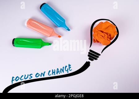 Concentrez-vous sur le changement. Marqueurs de couleur sur fond blanc. Banque D'Images