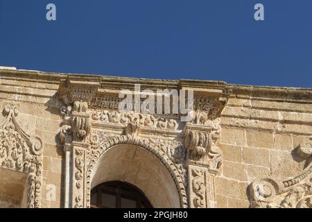 Gallipoli, Italie. Beaux détails architecturaux sur la façade de l'église de San Domenico al Rosario. Banque D'Images