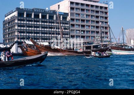 Dubai eau 1976 – Melli Bank Deira, avec des dhuws liés sur le quai de la crique, à Dubaï dans les Émirats arabes Unis Banque D'Images