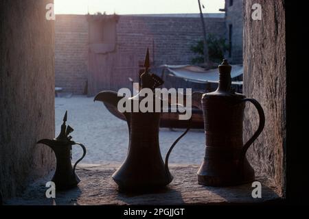 Dubai eau 1976 – des cafetières arabes sont exposées au musée de Dubaï (fort Al Fahidi) dans la région de Bur Dubai, dans les Émirats arabes Unis Banque D'Images