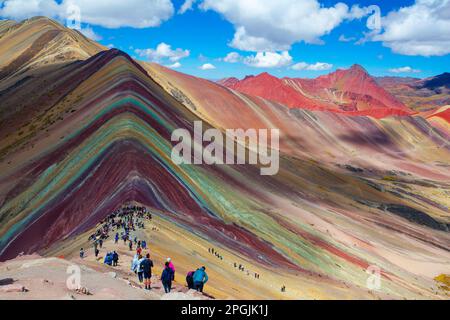 Vinicunca, Cusipata, Pérou - 20 mai 2022: Touristes arrivant au sommet de la montagne de sept couleurs, ou Vinicunca montagne, l'un des plus célèbres sommets i Banque D'Images