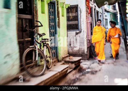 VARANASI, INDE - 29 OCTOBRE 2013 : jeune indien non identifié Sadhu dans la rue de Varanasi. Uttar Pradesh, Inde Banque D'Images