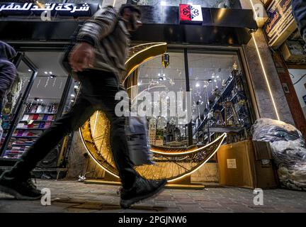 Gaza, bande de Gaza, Palestine. 22nd mars 2023. Gaza, Palestine. 22 mars 2023. Les Palestiniens visitent un marché à Gaza avant le début du mois sacré musulman du Ramadan. Les Gazaouis se préparent à marquer le mois Saint islamique du Ramadan qui doit commencer jeudi (Credit image: © Yousef Mohammed/IMAGESLIVE via ZUMA Press Wire) USAGE ÉDITORIAL SEULEMENT! Non destiné À un usage commercial ! Banque D'Images