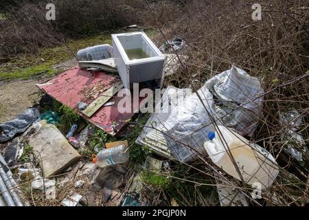 Basculement en vol. Jeté les ordures ménagères dans une ruelle de campagne, Studley, Warwickshire . Banque D'Images