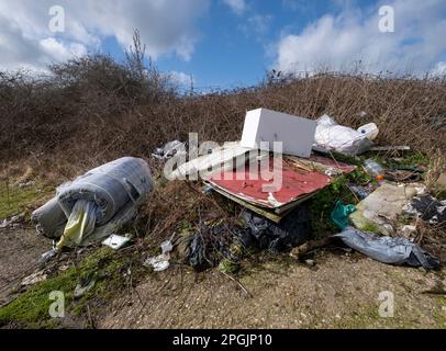 Basculement en vol. Jeté les ordures ménagères dans une ruelle de campagne, Studley, Warwickshire . Banque D'Images