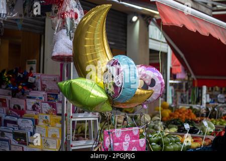 Londres, Royaume-Uni. 23rd mars 2023. Londres, Royaume-Uni - 23 mars 2023 : au début du Ramadhan, Shepherd's Bush, qui abrite une grande communauté musulmane, voit une abondance de décorations festives tandis que de nombreux restaurants ferment respectueusement leurs portes. Le quartier n'est qu'un des nombreux à travers le pays observant le mois Saint islamique avec la prière, le jeûne et la réflexion. Credit: Sinai Noor/Alay Live News Banque D'Images