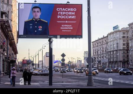 Moscou, Russie. 18th mars 2023. Une affiche célébrant un héros de la guerre est vue à Moscou. Des affiches similaires sont apparues dans toute la capitale russe depuis février 2022. (Photo de Vlad Karkov/SOPA Images/Sipa USA) crédit: SIPA USA/Alay Live News Banque D'Images