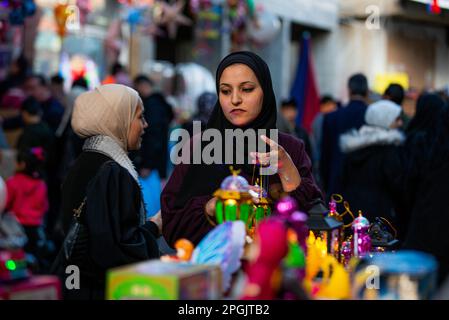 Gaza, bande de Gaza, Palestine. 22nd mars 2023. Gaza, Palestine. 22 mars 2023. Les Palestiniens visitent un marché à Gaza avant le début du mois sacré musulman du Ramadan. Les Gazaouis se préparent à marquer le mois Saint islamique du Ramadan qui doit commencer jeudi (Credit image: © Yousef Mohammed/IMAGESLIVE via ZUMA Press Wire) USAGE ÉDITORIAL SEULEMENT! Non destiné À un usage commercial ! Banque D'Images