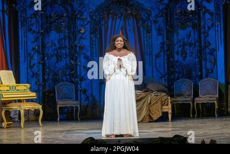 Soprano Angel Blue, rideau d'appel, la Traviata, Metropolitan Opera House, New York, ÉTATS-UNIS Banque D'Images