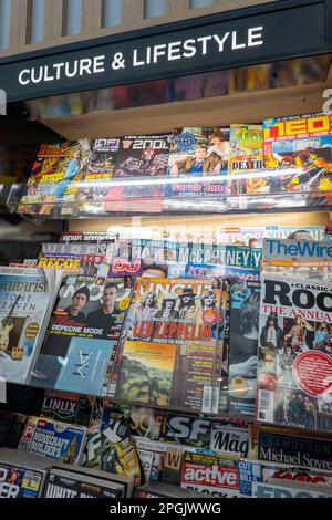 Porte-journaux et magazines, WH Smith, terminal 5, aéroport de Heathrow, Londres, ROYAUME-UNI Banque D'Images