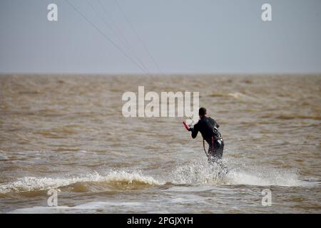 Kite surfeur embrassant les conditions venteuses à Martello Bay Clacton sur Sea Essex Royaume-Uni. Banque D'Images