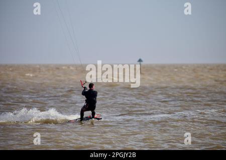 Kite surfeur embrassant les conditions venteuses à Martello Bay Clacton sur Sea Essex Royaume-Uni. Banque D'Images