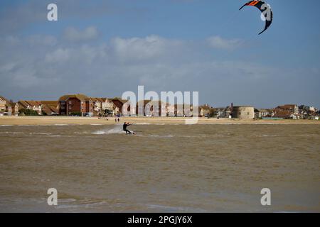 Kite surfeur embrassant les conditions venteuses à Martello Bay Clacton sur Sea Essex Royaume-Uni. Banque D'Images