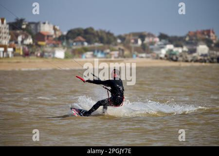 Kite surfeur embrassant les conditions venteuses à Martello Bay Clacton sur Sea Essex Royaume-Uni. Banque D'Images