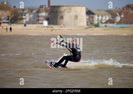 Kite surfeur embrassant les conditions venteuses à Martello Bay Clacton sur Sea Essex Royaume-Uni. Banque D'Images