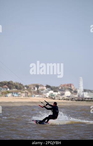 Kite surfeur embrassant les conditions venteuses à Martello Bay Clacton sur Sea Essex Royaume-Uni. Banque D'Images