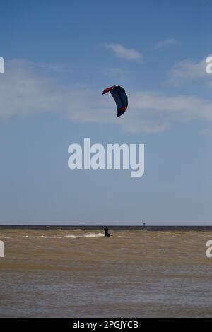 Kite surfeur embrassant les conditions venteuses à Martello Bay Clacton sur Sea Essex Royaume-Uni. Banque D'Images