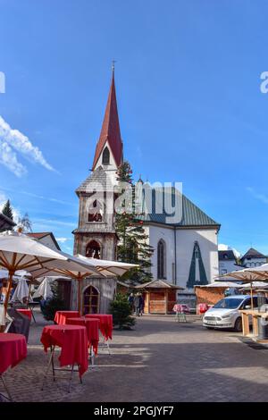 Seekirche (Heiligkreuzkirche) à Seefeld, Tyrol, Autriche. À la place de la ville. Banque D'Images