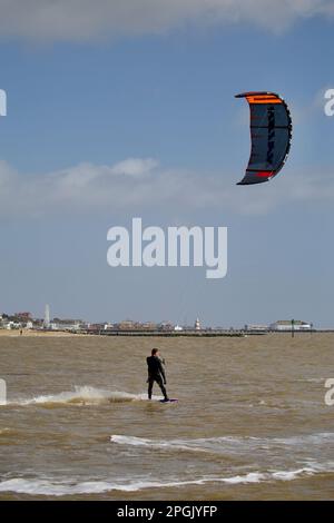 Kite surfeur embrassant les conditions venteuses à Martello Bay Clacton sur Sea Essex Royaume-Uni. Banque D'Images