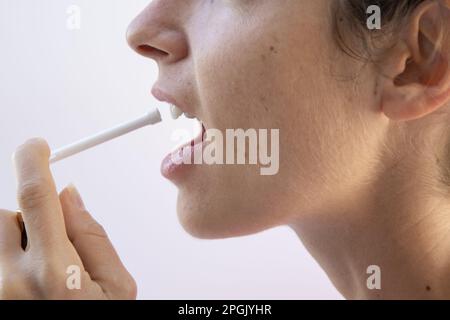 Femme malade avec une rhinite. Prendre des gouttes nasales à cause de l'allergie au pollen. La femme a la grippe et elle utilise le spray nasal pour s'aider. Femme Banque D'Images