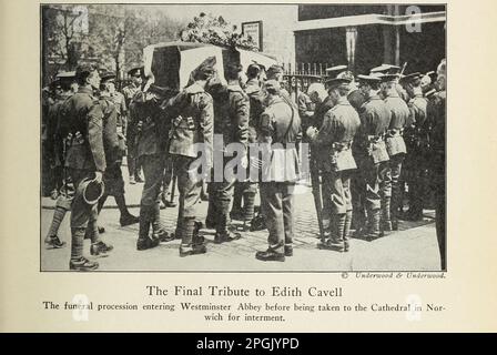 Hommage final à Edith Cavell le cortège funéraire entrant dans l'abbaye de Westminster avant d'être emmené à la cathédrale de Norwich pour l'internement [Edith Louisa Cavell (4 décembre 1865 – 12 octobre 1915) était une infirmière britannique. Elle est célébrée pour avoir sauvé la vie de soldats des deux côtés sans discrimination et pour avoir aidé quelque 200 soldats alliés à s'échapper de la Belgique occupée par l'Allemagne pendant la première Guerre mondiale, pour laquelle elle a été arrêtée en vertu de la loi martiale. Elle a été accusée de trahison, reconnue coupable par une cour martiale et condamnée à mort. Malgré la pression internationale pour la miséricorde, elle était SH Banque D'Images