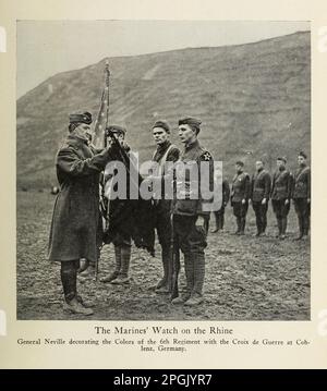 La veille des Marines sur le Rhin le général Neville décorant les couleurs du régiment de 6th avec la Croix de guerre à Coblenz, Allemagne du livre ' actes d'héroïsme et de bravoure : Le livre des héros et de l'audace personnelle par Elwyn Alfred Barron et Rupert Hughes, Date de publication 1920 Éditeur New York : Harper & Brothers Publishers Banque D'Images