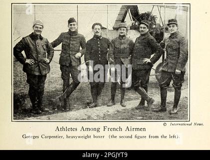 Les athlètes parmi les aviateurs français Georges Carpentier, boxeur poids lourd (la deuxième figure de gauche). D'après le livre « actes d'héroïsme et de bravoure : le livre des héros et de l'audace personnelle » d'Elwyn Alfred Barron et Rupert Hughes, Date de publication 1920 Éditeur New York : Harper & Brothers Publishers Banque D'Images