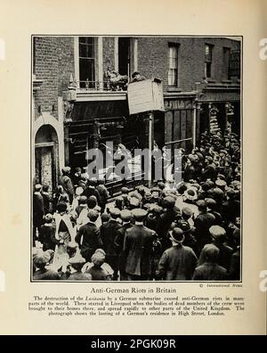 Émeutes anti-allemandes en Grande-Bretagne la destruction de la Lusitania par un sous-marin allemand a provoqué des émeutes anti-allemandes dans de nombreuses régions du monde. Ceux-ci ont commencé à Liverpool quand les corps des membres morts de l'équipage ont été amenés à leur domicile, et se sont propagé rapidement à d'autres parties du Royaume-Uni. La photo montre le pillage d'une résidence allemande à High Street, Londres. D'après le livre « actes d'héroïsme et de bravoure : le livre des héros et de l'audace personnelle » d'Elwyn Alfred Barron et Rupert Hughes, Date de publication 1920 Éditeur New York : Harper & Brothers Publishers Banque D'Images