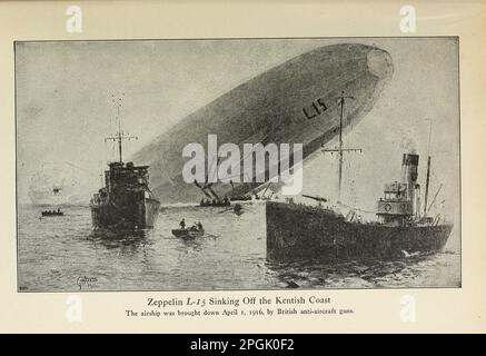 Zeppelin L-15 naufrage de la côte de Kentish le navire a été abattu par des canons antiaériens du livre ' actes d'héroïsme et de bravoure : le livre des héros et de l'audace personnelle ' par Elwyn Alfred Barron et Rupert Hughes, Date de publication 1920 Éditeur New York : Harper & Brothers Publishers Banque D'Images