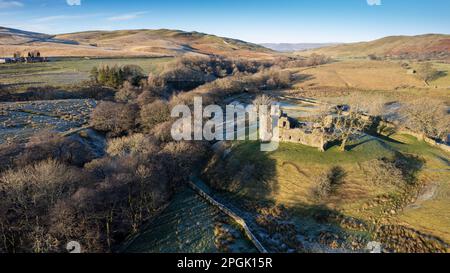 Le château de Pendragon, demeure réputée d'Uther Pendragon, plus loin du roi Arthur, à Mallerstang, le long de l'Eden de la rivière, près de Kirkby Stephen, Cumbria. Banque D'Images