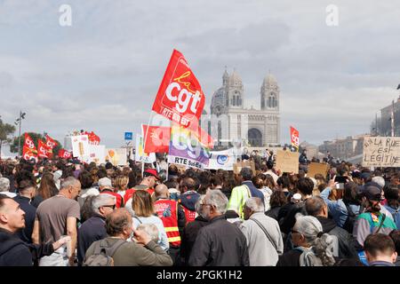 Marseille, France. 23rd mars 2023. Gilles Bader/le Pictorium - manifestation contre la réforme des retraites à Marseille - 23/3/2023 - France/Bouches-du-Rhône/Marseille - manifestation contre la réforme des retraites à Marseille le 23 mars 2023 du vieux port à la porte d'Aix crédit: LE PICTORIUM/Alamy Live News Banque D'Images