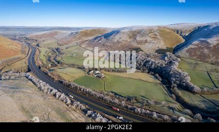 Le Lune Gap, un matin glacial, dans les Howgill Fells près de Tebay où passe l'autoroute M6 et aussi la ligne principale de la côte ouest de Londres t Banque D'Images