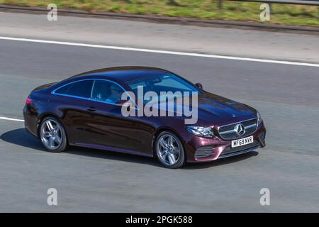 2019 Rouge (69) MERCEDES BENZ E 220 D AMG LINE 1950cc 9 vitesses boîte automatique Mercedes 9G-TRONIC 9 vitesses sur l'autoroute M6 Royaume-Uni Banque D'Images