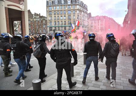 Lille, France. 23rd mars 2023. Protestations massives à travers la France contre la réforme des retraites.l'âge de la retraite est prévu de passer de 62 à 64 ans. Credit: Pmvfoto/Alay Live News Banque D'Images