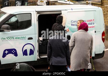 UTILISATION ÉDITORIALE UNE fourgonnette électrique recueille les technologies anciennes et indésirables des ménages de Bradford dans le cadre de « Currys Collect », un nouveau service pilote de recyclage technologique porte-à-porte pour sensibiliser les consommateurs aux e-déchets. Date de la photo: Jeudi 23 mars. Banque D'Images