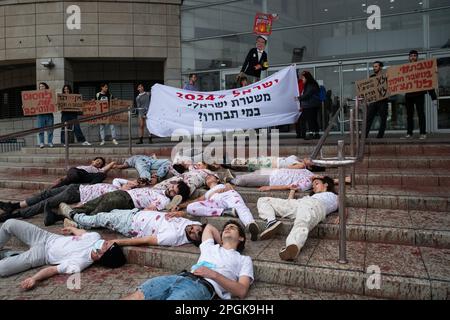 Manifestation anti-réforme devant le poste de police de tel Aviv à tel Aviv, Israël, sur 23 mars 2023. Les manifestants contre la révision légale sont morts dans une installation d'art devant le siège de la police de tel Aviv - demandant à la police de ne pas céder aux pressions d'Itamar Ben Gvir, ministre de la sécurité nationale qui demande à la police israélienne d'être ferme contre les manifestations dans tout le pays. Les manifestants ont été arrêtés. Certaines personnes tiennent un panneau avec Itamar Ben Gvir tenant une arme et un réservoir de carburant qui dit 'Pyroman.' (Photo de Matan Golan/Sipa USA) Banque D'Images