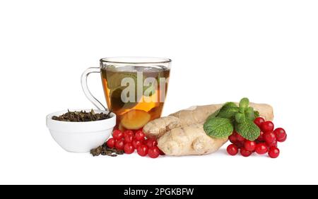 Tasse en verre de thé et d'ingrédients stimulant l'immunité sur fond blanc Banque D'Images