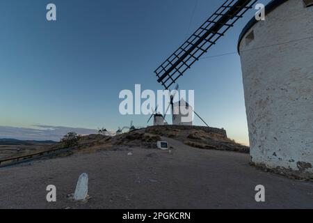 Moulins à vent de Consuegra: Le Gem historique et culturel de l'Espagne Banque D'Images