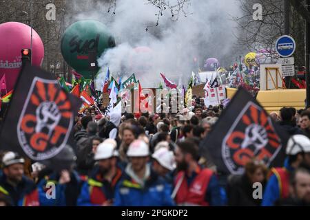 Julien Mattia / le Pictorium - manifestation le 23 mars contre la réforme des retraites, à Paris. - 22/1/2017 - France / Paris / Paris - manifestation le 23 mars contre la réforme des retraites, à Paris. Banque D'Images