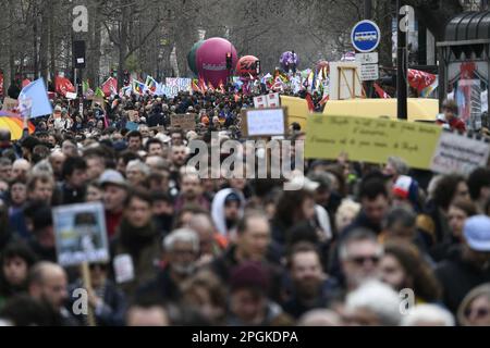 Julien Mattia / le Pictorium - manifestation le 23 mars contre la réforme des retraites, à Paris. - 22/1/2017 - France / Paris / Paris - manifestation le 23 mars contre la réforme des retraites, à Paris. Banque D'Images