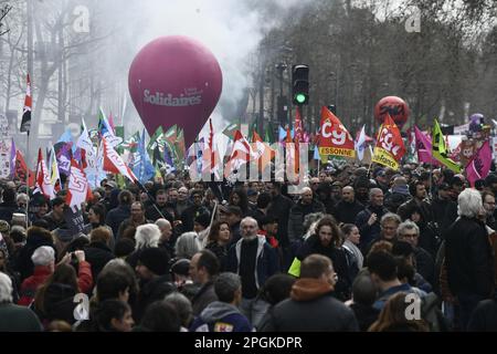 Julien Mattia / le Pictorium - manifestation le 23 mars contre la réforme des retraites, à Paris. - 22/1/2017 - France / Paris / Paris - manifestation le 23 mars contre la réforme des retraites, à Paris. Banque D'Images