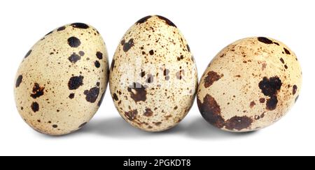 Trois magnifiques œufs de caille sur fond blanc Banque D'Images