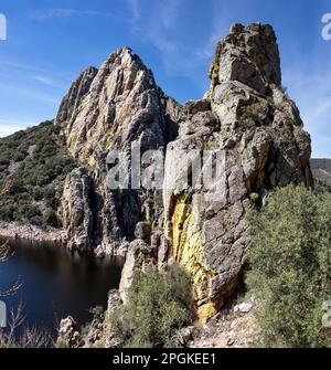 Foto panorámica desde el mirador del 'alto del Gitano', gran macizo rocoso de casi 300 metros de altura e interés ornitológico, Monfragüe, Cáceres Banque D'Images