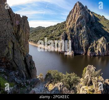 Foto panorámica desde el mirador del 'alto del Gitano', gran macizo rocoso de casi 300 metros de altura e interés ornitológico, Monfragüe, Cáceres Banque D'Images