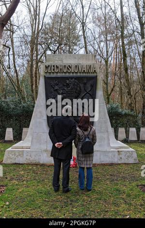 M. Róbert Ondrejcsák, ambassadeur slovaque du Royaume-Uni, et sa fille au Monument national de la Tchécoslovaquie WW2 à Brookwood - mars 2023 Banque D'Images