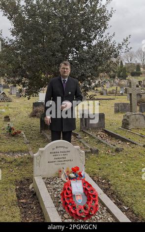 L'ambassadeur slovaque du Royaume-Uni, M. Róbert Ondrejcsák, dépose une couronne sur la tombe de Marina Paulinyova Vice-présidente de la Croix-Rouge tchécoslovaque - mars 2023 Banque D'Images