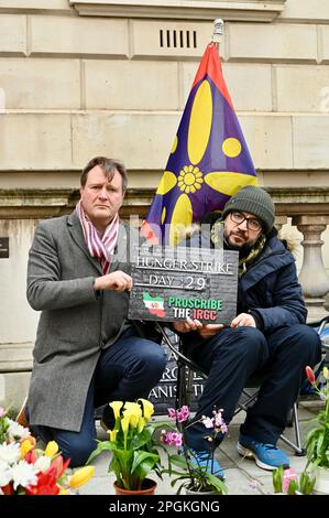 Londres, Royaume-Uni. Richard Ratcliffe a rendu visite à Vahid Beheshti, qui est le 29 e jour de sa grève de la faim, pour exiger que le gouvernement britannique proscrit le corps des Gardiens de la révolution islamique (IRGC). Richard Ratcliffe a entamé une deuxième grève de la faim pendant 21 jours, le 24th octobre 2021, afin de faire pression sur le Foreign Office pour qu'il négocie davantage la libération de sa femme Nazanin Zaghari-Ratcliffe. Le Foreign Office, Whitehall. Crédit : michael melia/Alay Live News Banque D'Images